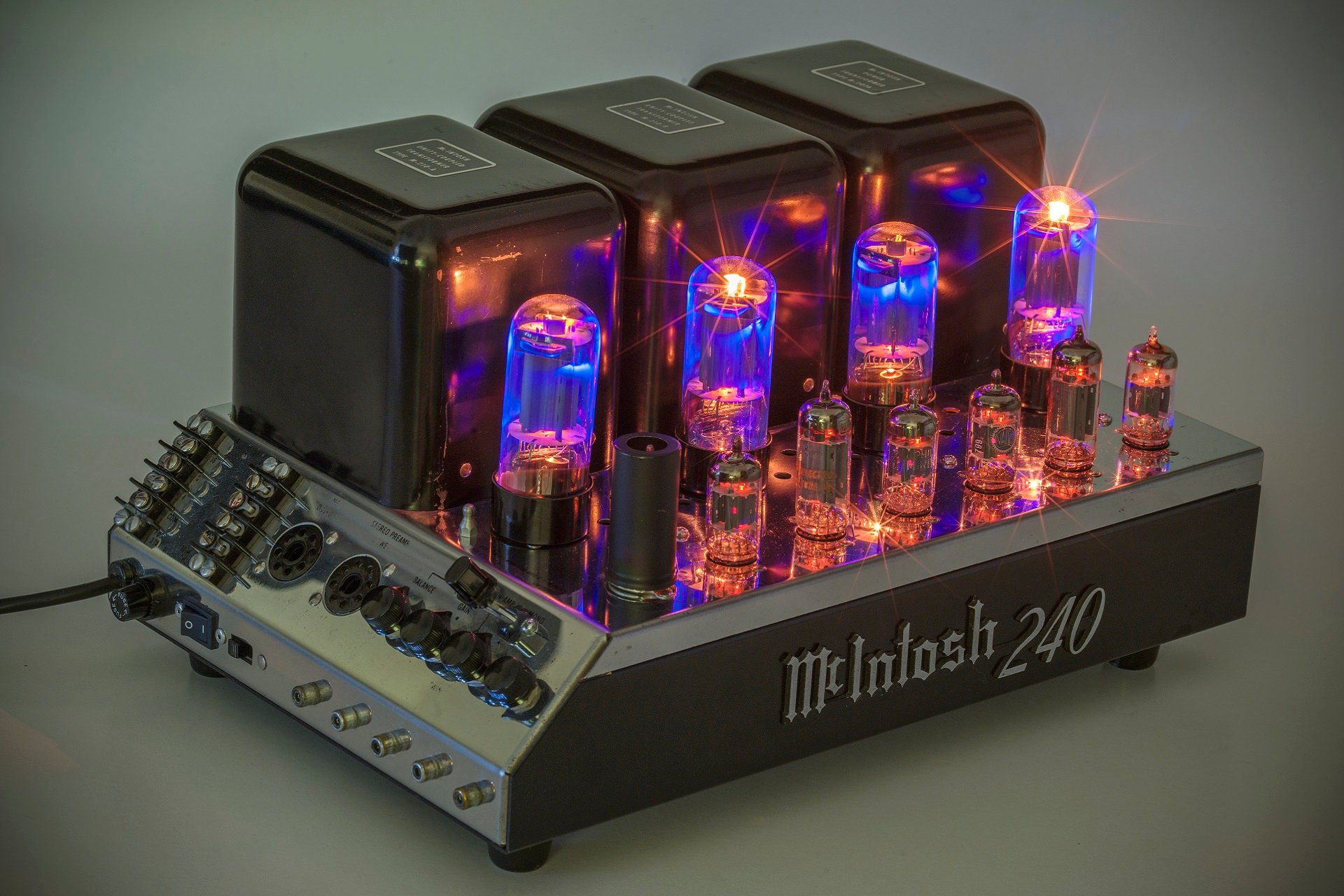 Die Endstufe MC240 von McIntosh verkörpert den goldenen Röhrenklang der 60er-Jahre. Selbstverständlich in Stereo und mit Top-Messwerten damals wie heute (nach entsprechender Revision).